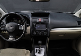 Подержанный автомобиль Subaru XV 2012 года (9 фото)