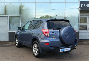 Подержанный автомобиль Toyota RAV4 2011 года (7 фото)