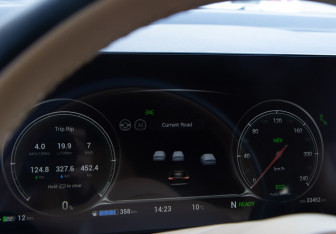 Подержанный автомобиль Voyah Dream 2023 года (11 фото)