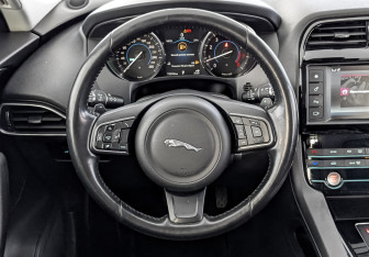 Подержанный автомобиль Jaguar F-Pace 2017 года (22 фото)