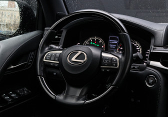 Подержанный автомобиль Lexus LX 2018 года (15 фото)