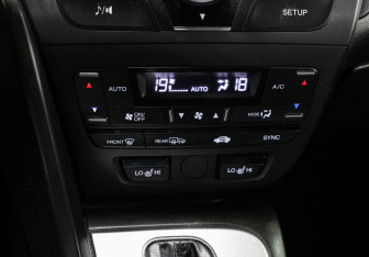 Подержанный автомобиль Honda Civic Hatchback 2012 года (16 фото)