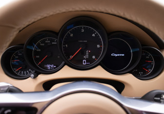 Подержанный автомобиль Porsche Cayenne 2015 года (12 фото)