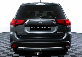 Подержанный автомобиль Mitsubishi Outlander 2017 года (6 фото)