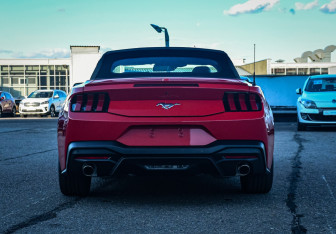 Подержанный автомобиль Ford Mustang Convertible 2024 года (5 фото)