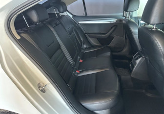 Подержанный автомобиль Skoda Octavia Liftback 2016 года (10 фото)