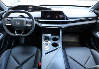 Подержанный автомобиль Changan UNI-V 2023 года (14 фото)