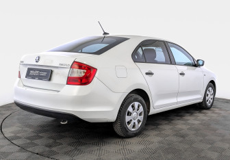 Подержанный автомобиль Skoda Rapid Liftback 2017 года (5 фото)