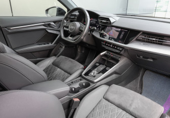 Подержанный автомобиль Audi A3 Hatchback 2021 года (10 фото)