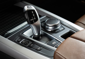 Подержанный автомобиль BMW X5 2017 года (16 фото)