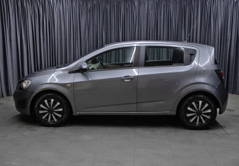 Подержанный автомобиль Chevrolet Aveo Hatchback 2013 года (8 фото)