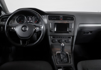 Подержанный автомобиль Volkswagen Golf Hatchback 2013 года (12 фото)