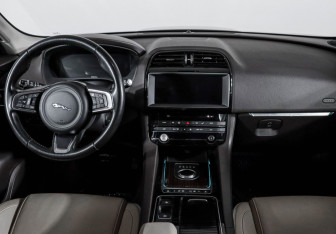 Подержанный автомобиль Jaguar F-Pace 2018 года (12 фото)