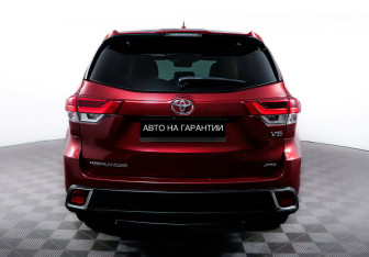 Подержанный автомобиль Toyota Highlander 2018 года (6 фото)