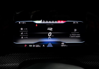 Подержанный автомобиль Volkswagen Golf R Hatchback 2023 года (11 фото)