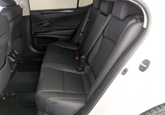 Подержанный автомобиль Lexus ES 2021 года (12 фото)