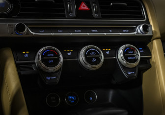 Подержанный автомобиль Genesis G70 2021 года (18 фото)