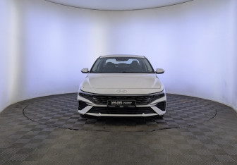 Подержанный автомобиль Hyundai Elantra Sedan 2023 года (2 фото)