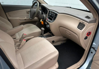 Подержанный автомобиль Kia Rio Sedan 2006 года (13 фото)