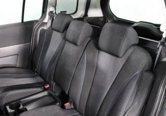 Подержанный автомобиль Mazda 5 2010 года (8 фото)