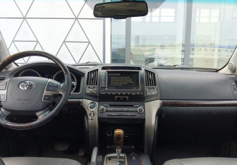 Подержанный автомобиль Toyota Land Cruiser Suv 2008 года (11 фото)