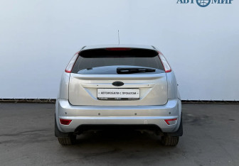 Подержанный автомобиль Ford Focus Hatchback 2010 года (6 фото)