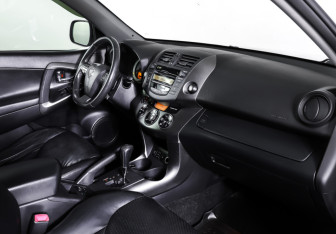 Подержанный автомобиль Toyota RAV4 2011 года (11 фото)