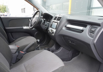 Подержанный автомобиль Kia Sportage 2008 года (11 фото)