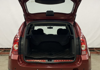 Подержанный автомобиль Renault Duster 2013 года (9 фото)