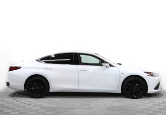 Подержанный автомобиль Lexus ES 2022 года (4 фото)