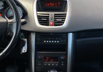Подержанный автомобиль Peugeot 207 Hatchback 2009 года (11 фото)