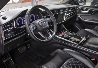 Подержанный автомобиль Audi Q8 2020 года (16 фото)