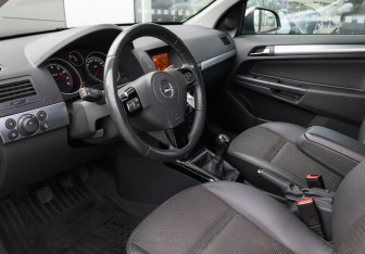 Подержанный автомобиль Opel Astra Wagon 2013 года (16 фото)