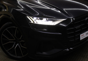 Подержанный автомобиль Audi Q8 2019 года (26 фото)