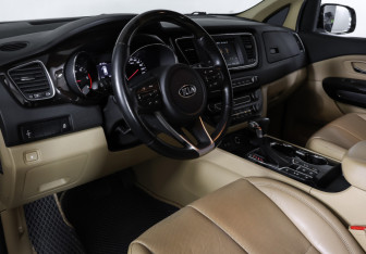 Подержанный автомобиль Kia Carnival 2019 года (11 фото)
