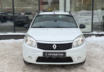 Подержанный автомобиль Renault Sandero 2013 года (2 фото)