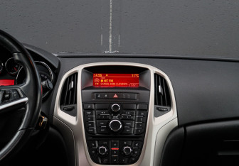 Подержанный автомобиль Opel Astra Hatchback 2011 года (10 фото)