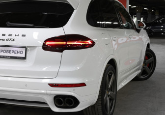 Подержанный автомобиль Porsche Cayenne 2016 года (25 фото)