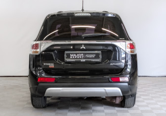 Подержанный автомобиль Mitsubishi Outlander 2014 года (6 фото)