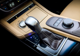 Подержанный автомобиль Lexus ES 2015 года (30 фото)