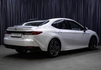 Новый Toyota Camry Sedan 2024 (5 фото)