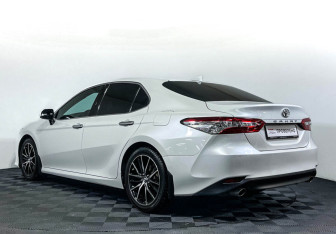 Подержанный автомобиль Toyota Camry Sedan 2020 года (7 фото)