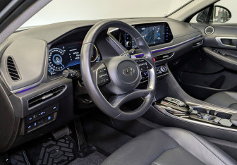 Подержанный автомобиль Hyundai Sonata 2022 года (16 фото)