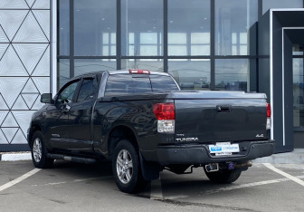 Подержанный автомобиль Toyota Tundra 2010 года (7 фото)
