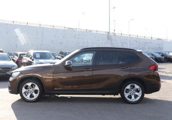 Подержанный автомобиль BMW X1 2013 года (8 фото)