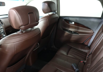 Подержанный автомобиль Infiniti QX50 2017 года (12 фото)