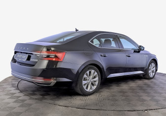 Подержанный автомобиль Skoda Superb Liftback 2020 года (5 фото)
