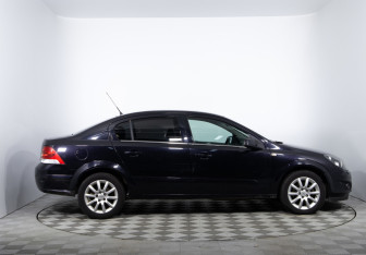 Подержанный автомобиль Opel Astra Sedan 2008 года (4 фото)