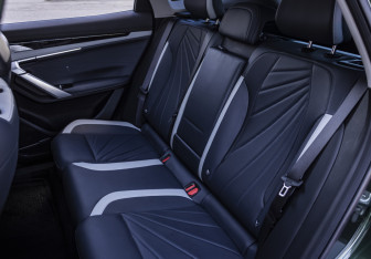 Подержанный автомобиль Geely Atlas 2024 года (15 фото)