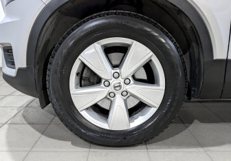 Подержанный автомобиль Volvo XC40 2018 года (18 фото)